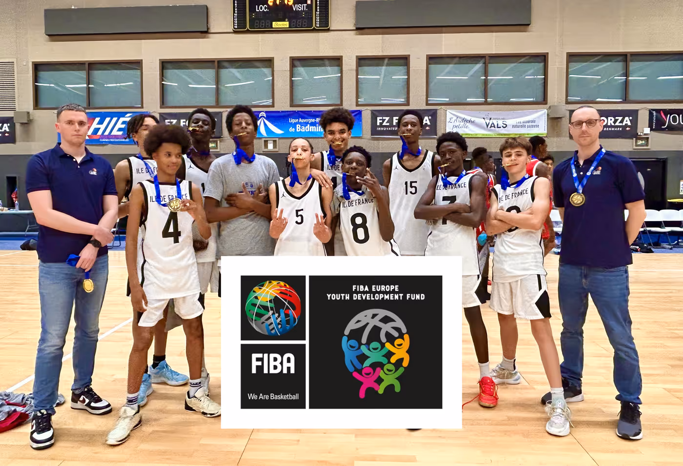 Retouche Photo Tiz Garçons Avec Logo Fiba